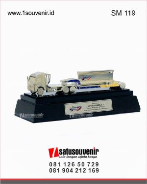 souvenir miniatur truk waskita