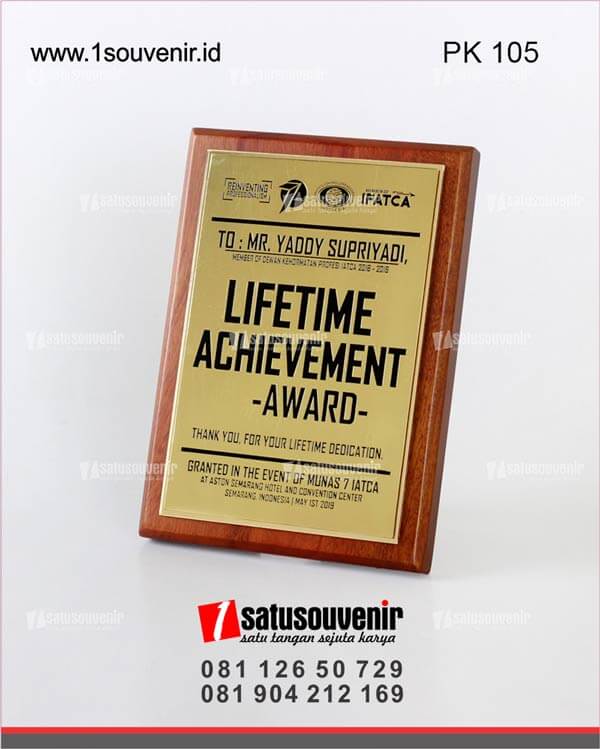 PK105 Plakat Kayu Lifetime Achievement Award IFACTA