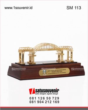 SM113 Souvenir Miniatur Jembatan Kali Mujur Provinsi Jawa Timur