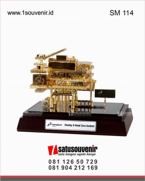 SM114 Souvenir Miniatur Rig Offshore Pertamina Oneday A Head Zero Acident