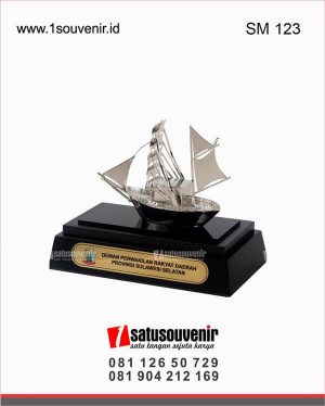 SM123 Souvenir Miniatur Kapal Layar Dewan Perwakilan Rakyat Daerah Provinsi Sulawesi Selatan