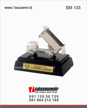 SM133 Souvenir Miniatur Truk PT Hino Motors Sales Indonesia