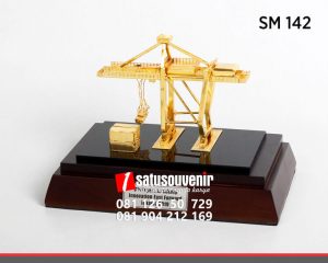 SM142 Souvenir Miniatur Crane Chainport Academy Jakarta