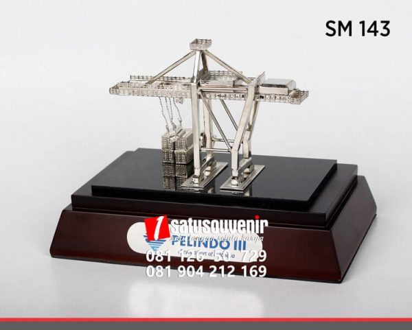 SM143 Souvenir Miniatur Crane Pelindo III Perak