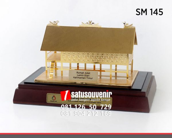 SM145 Souvenir Miniatur Rumah Adat Lamin Etan Kalimantan Timur