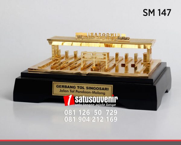 SM147 Souvenir Miniatur Gerbang Tol Singosari