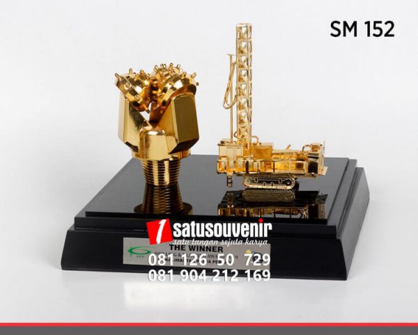 SM152 Souvenir Miniatur Pertambangan Drilling Oil