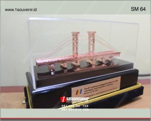 Souvenir Miniatur Jembatan Ampera